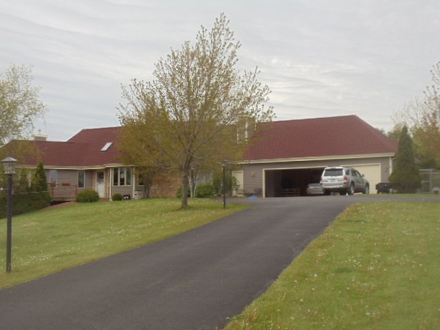 Finished shingle roof on a ranch home
